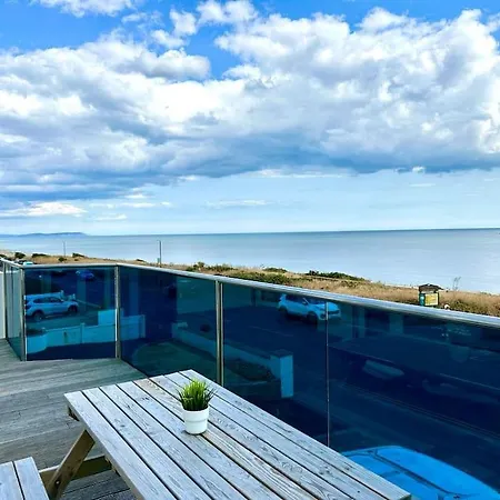 Seaside Panorama Retreat: Beachfront Comfort for Four Bournemouth Exterior photo