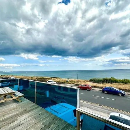 Seaside Panorama Retreat: Beachfront Comfort for Four Bournemouth Exterior photo