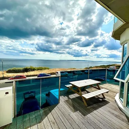 Seaside Panorama Retreat: Beachfront Comfort for Four Bournemouth Exterior photo