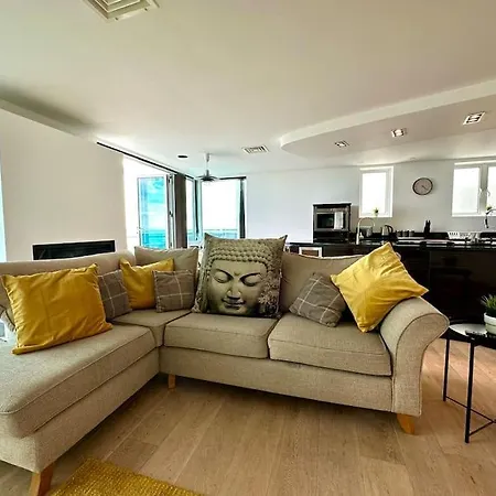 Seaside Panorama Retreat: Beachfront Comfort for Four Bournemouth Exterior photo