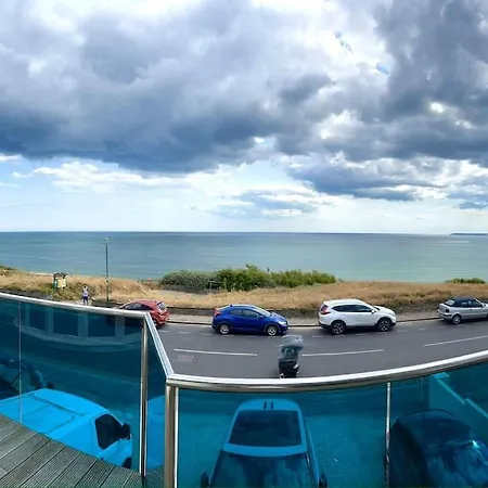 Seaside Panorama Retreat: Beachfront Comfort for Four Bournemouth Exterior photo