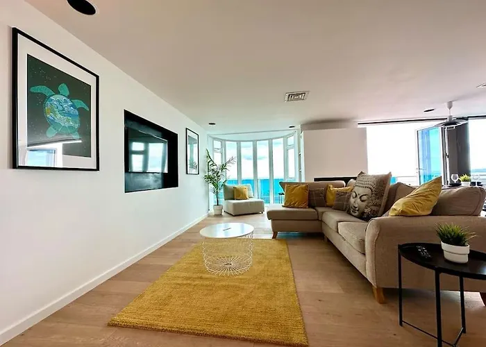 Stunning Panoramic Sea View Beach Location - Sleeps Up To 4 People - Free Parking - The Best Beach! - Great Location - Fast Wifi - Smart Tv - Newly Decorated - Sleeps Up To 4! Close To Bournemouth & Poole Town Centre & Sandbanks