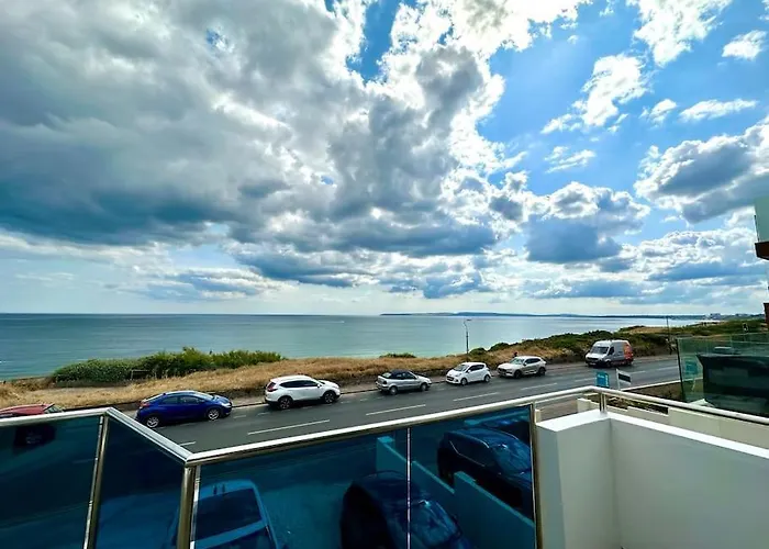 Stunning Panoramic Sea View Beach Location - Sleeps Up To 4 People - Free Parking - The Best Beach! - Great Location - Fast Wifi - Smart Tv - Newly Decorated - Sleeps Up To 4! Close To Bournemouth & Poole Town Centre & Sandbanks