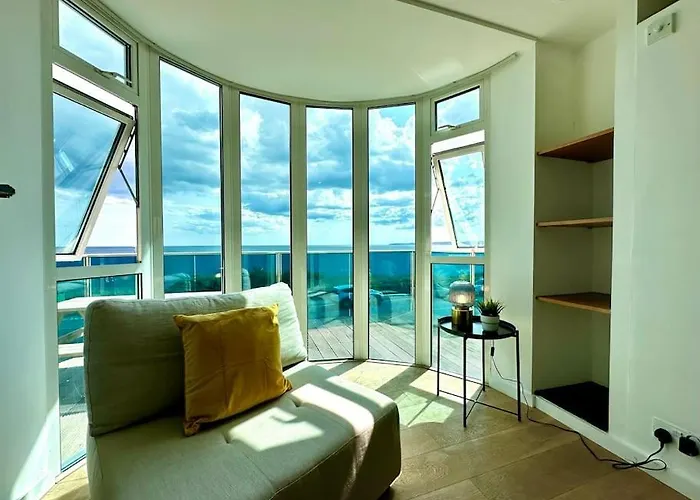 Stunning Panoramic Sea View Beach Location - Sleeps Up To 4 People - Free Parking - The Best Beach! - Great Location - Fast Wifi - Smart Tv - Newly Decorated - Sleeps Up To 4! Close To Bournemouth & Poole Town Centre & Sandbanks
